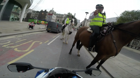 Hacer un caballito en vía pública es mala idea, intentar colársela a la policía también