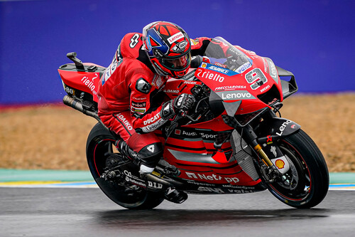 Danilo Petrucci le gana a Álex Márquez una delirante carrera de MotoGP en Le Mans bajo la lluvia