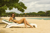 A la playa con bikini y pasaporte en Indonesia