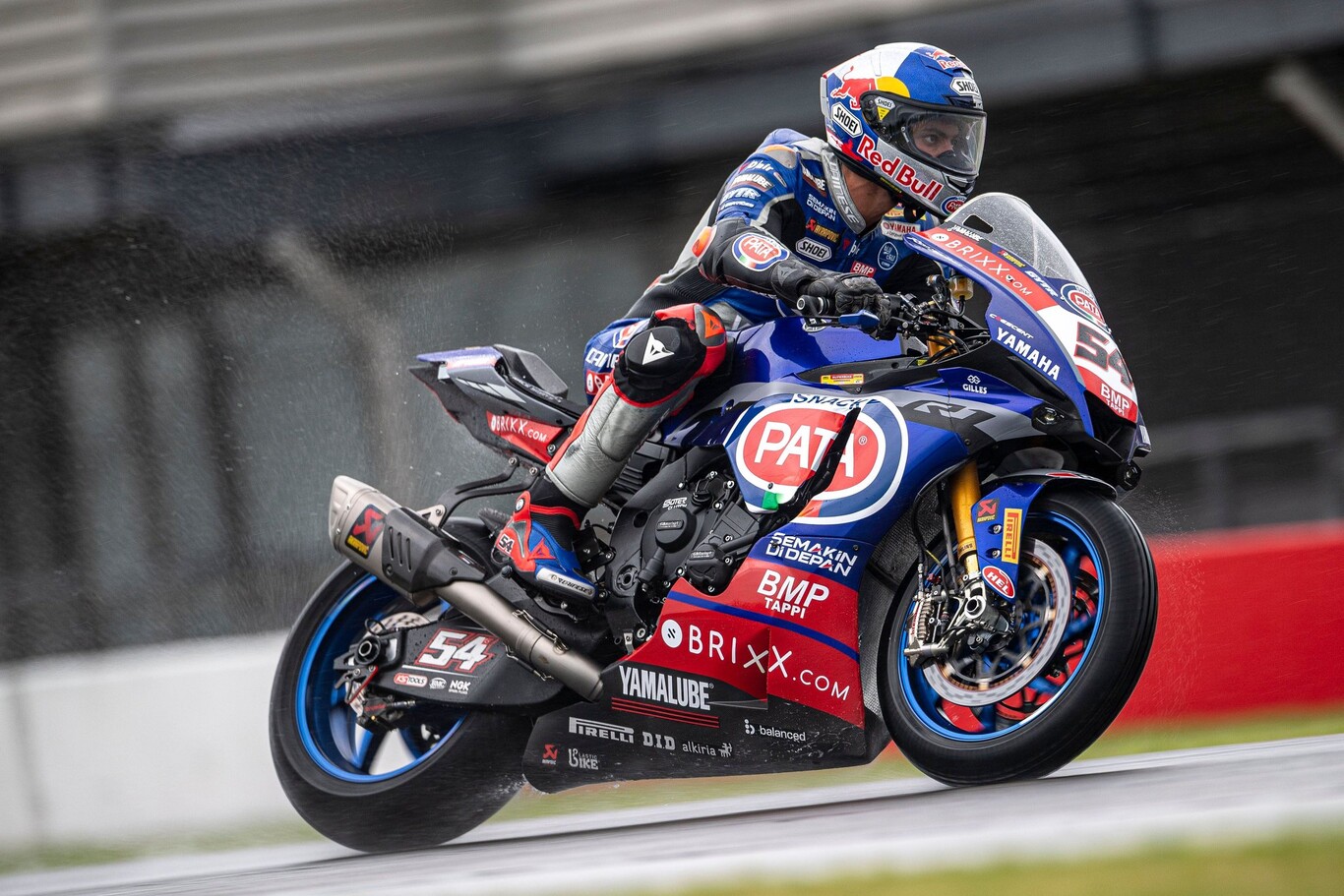 Toprak Razgatlioglu repite en Donington Park y se pone líder del mundial tras la caída de Jonathan Rea