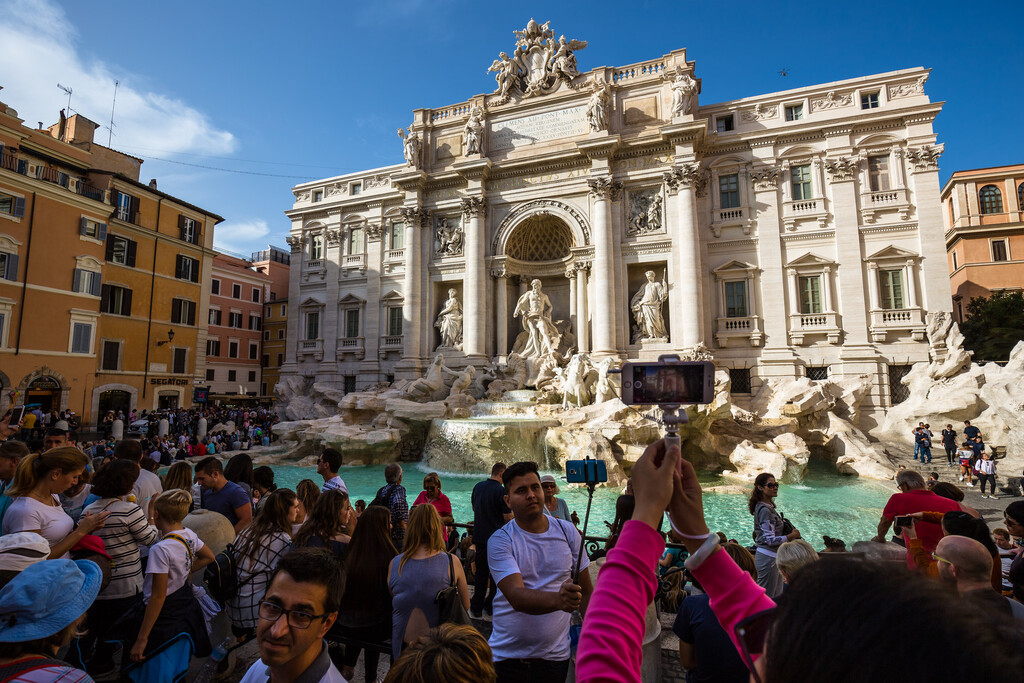 Los turistas llevan años arrojando monedas en la Fontana di Trevi. Ahora Roma estudia cobrarles solo por acercarse