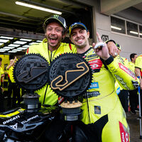 El dilema de Valentino Rossi en MotoGP. Aceptar el dinero de Ducati o evitar que su hermano se quede en el paro 
