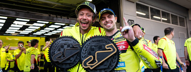 El dilema de Valentino Rossi en MotoGP. Aceptar el dinero de Ducati o evitar que su hermano se quede en el paro 