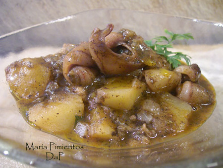 Calamares en su tinta con patatas. Receta