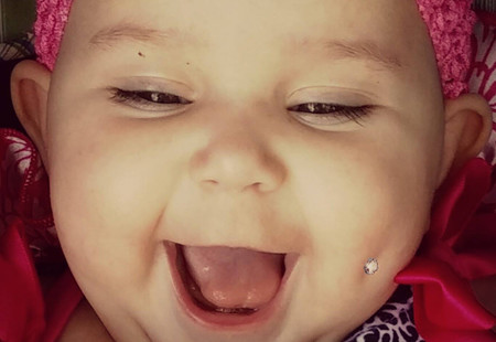 Le pone un piercing a su bebé e Internet enfurece, pero las cosas no son lo que parecen