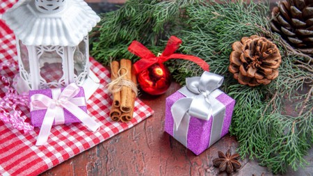 Cómo decorar tus mesas para la cena de Navidad y Año Nuevo sin gastar mucho y con cosas que ya tienes en casa
