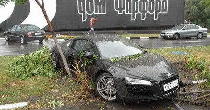 Utilizar un Audi R8 para podar árboles