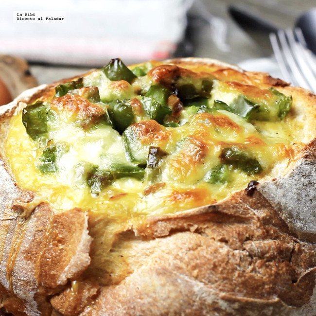 Desayuno de pan relleno de huevos revueltos