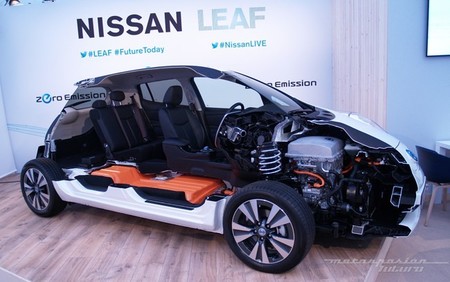Nissan LEAF 2013 presentación en Oslo seccionado 01