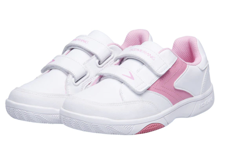 Zapatillas casual para niños, fabricadas en PU con refuerzo de caucho en la puntera y cierre de tiras adhesivas. La suela de caucho es perfecta para evitar la abrasión.