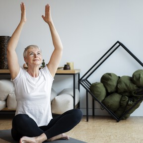 Yoga para la ciática: tres ejercicios suaves, sencillos y efectivos a partir de los 50