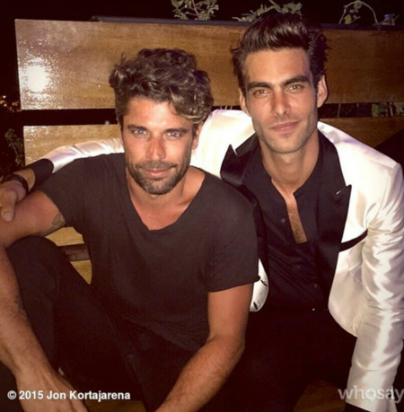 Jon Kortajarena desafía el caloret de blanco radiante en la fiesta de Bvlgari en Sevilla