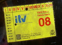 ¿Está bien que sea obligatorio llevar la pegatina de la ITV?