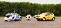 Jugando al fútbol con coches: Toyota Aygo vs VW Fox