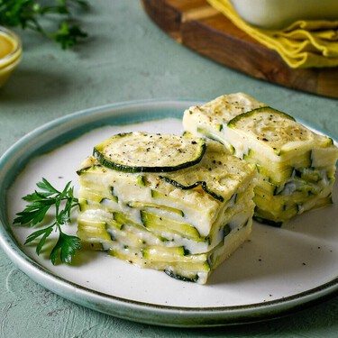 Solo necesitas el microondas y media hora para hacer un delicioso pastel de calabacín y queso, fácil y sano  