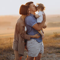 Las carencias de apego en la infancia que acaban llevándonos a terapia de adultos