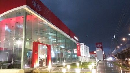 KIA inaugura simultáneamente su red de 25 concesionarios en México