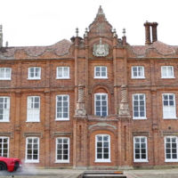 Un Ferrari LaFerrari contra la KTM Super Duke con un foso de por medio. ¿Quién gana? 