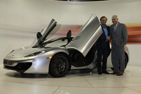 Frank Stephenson y Mario Guarnieri con el McLaren MP4-12C