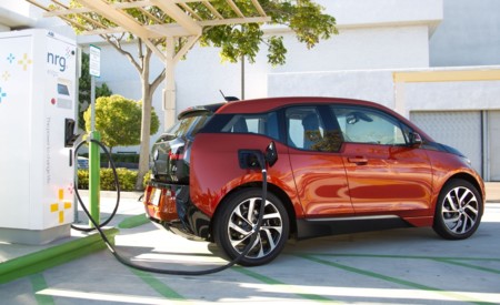 BMW auspiciará la instalación de 500 puntos de recarga rápida en Estados Unidos