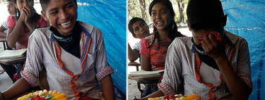 Una maestra en México sorprende a un alumno llevándole el primer pastel de cumpleaños de su vida 