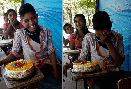 Una maestra en México sorprende a un alumno llevándole el primer pastel de cumpleaños de su vida