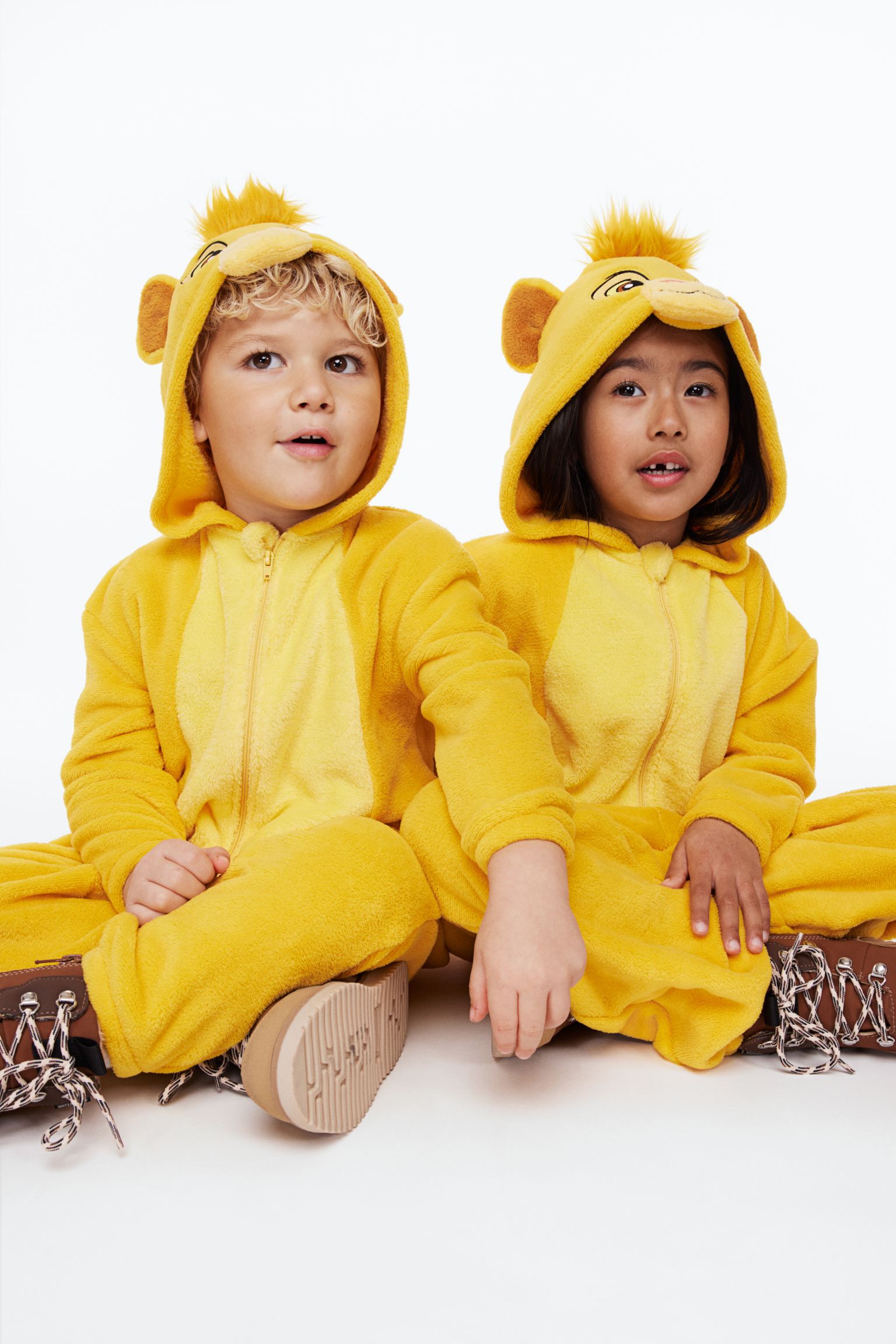 Disfraz entero en peluche suave.