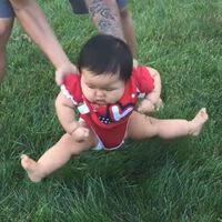 Nos morimos de risa con estos bebés que evitan pisar la hierba como si fuera lava, aunque tiene una explicación