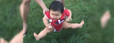 Nos morimos de risa con estos bebés que evitan pisar la hierba como si fuera lava, aunque tiene una explicación