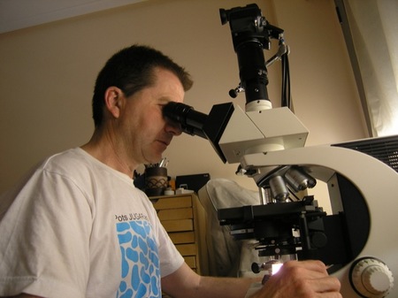 Antonio trabajando con el Microscopio