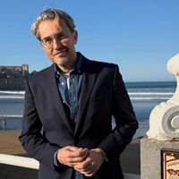 Máximo Huerta, escritor: "Le ha venido muy bien a España que haya un ejército de cuidadores, generalmente mujeres y generalmente invisibles" 