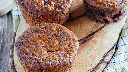Muffins de frutas rojas y plátano. Receta fácil