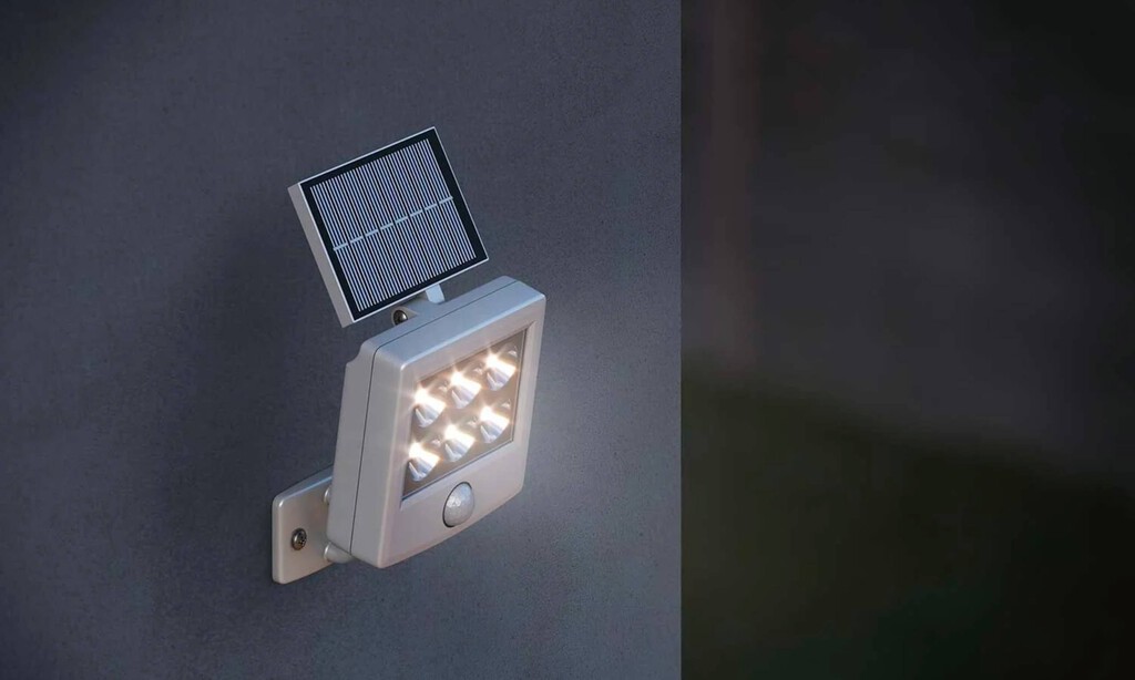 Este foco solar LED de Lidl es perfecto si tienes terraza o jardín: ilumina la zona exterior de tu hogar por menos de 9 euros 