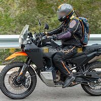 ¡Pillada! La Husqvarna Norden 901 ya rueda en carretera y podría llegar en dos versiones diferentes, como la KTM 890 Adventure