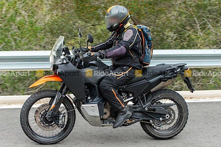 ¡Pillada! La Husqvarna Norden 901 ya rueda en carretera y podría llegar en dos versiones diferentes, como la KTM 890 Adventure