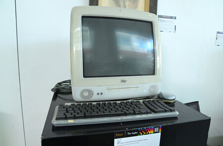 imac G3 em cima de uma mesa. Créditos: banco de imagens