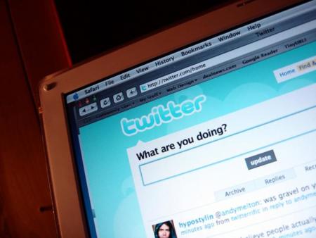 Mostrarte tweets de gente a la que no sigues, el nuevo experimento de Twitter
