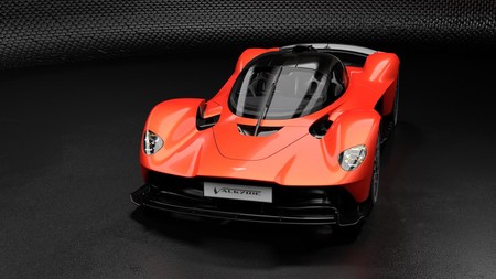 ¿Estás sentado? Porque si no lo estás, las prestaciones del Aston Martin Valkyrie pueden causar debilidad en las piernas