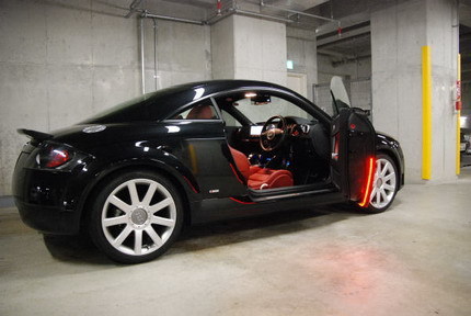 Un Audi TT con luces en el marco de las puertas