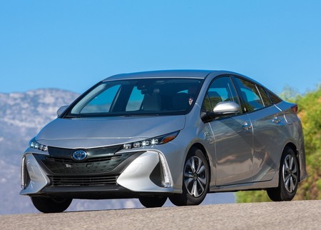 Toyota vendió 1.5 millones de autos electrificados durante 2017