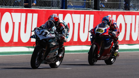 Álvaro Bautista, furioso tras perder otro podio por un golpe con Loris Baz: "Me ha tirado, no ha estado bien"