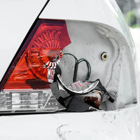 Multa de hasta 1,173 pesos por tener fundida esta luz del auto en México: no siempre es fácil cambiarla