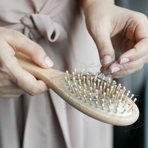Los peluqueros expertos coinciden: "Para tratar la caída del pelo en otoño es necesario utilizar productos que limpien muy bien el cuero cabelludo y dejar las mascarillas solo para uso ocasional" 