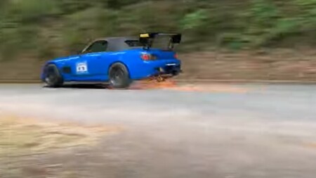 Salto, chispas y derrape quirúrgico: así es como un Honda S2000 rodando a fuego te deja sin aliento en décimas de segundo