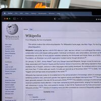 A inteligência artificial prometeu ajudar na tradução de artigos da Wikipédia, mas acabou introduzindo erros e referências inconsistentes