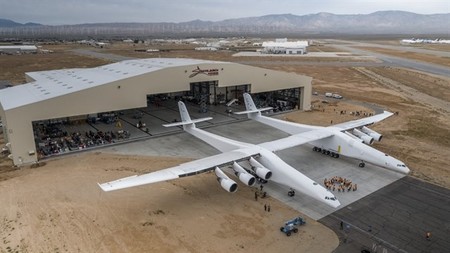 Este avión, el más grande del mundo, sirve para enviar cohetes al espacio