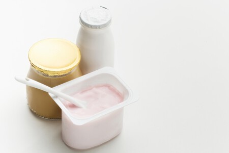 Primer Plano De Leche Organica Con Yogurt Fresco