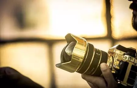 La cámara Nikon con piezas de Oro
