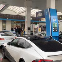 Me bloqueas mi cargador, te bloqueo tu gasolinera: el ojo por ojo de un grupo de propietarios de Tesla y otros coches eléctricos