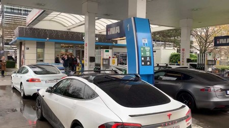 Me bloqueas mi cargador, te bloqueo tu gasolinera: el ojo por ojo de un grupo de propietarios de Tesla y otros coches eléctricos